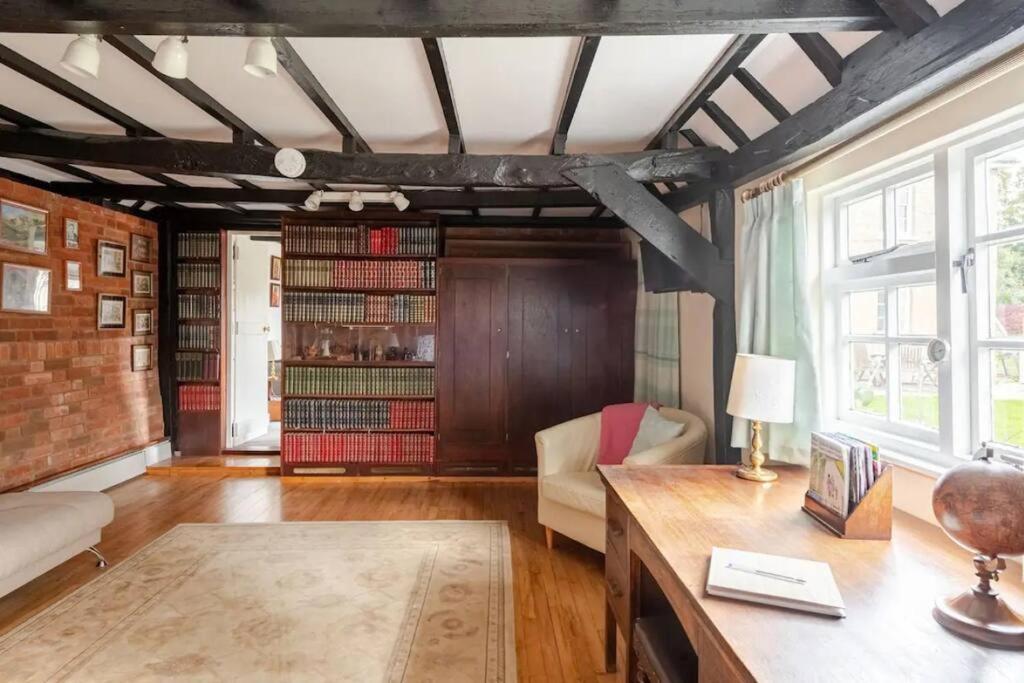 Cozy One-Bedroom Cottage In Great Tey Екстер'єр фото