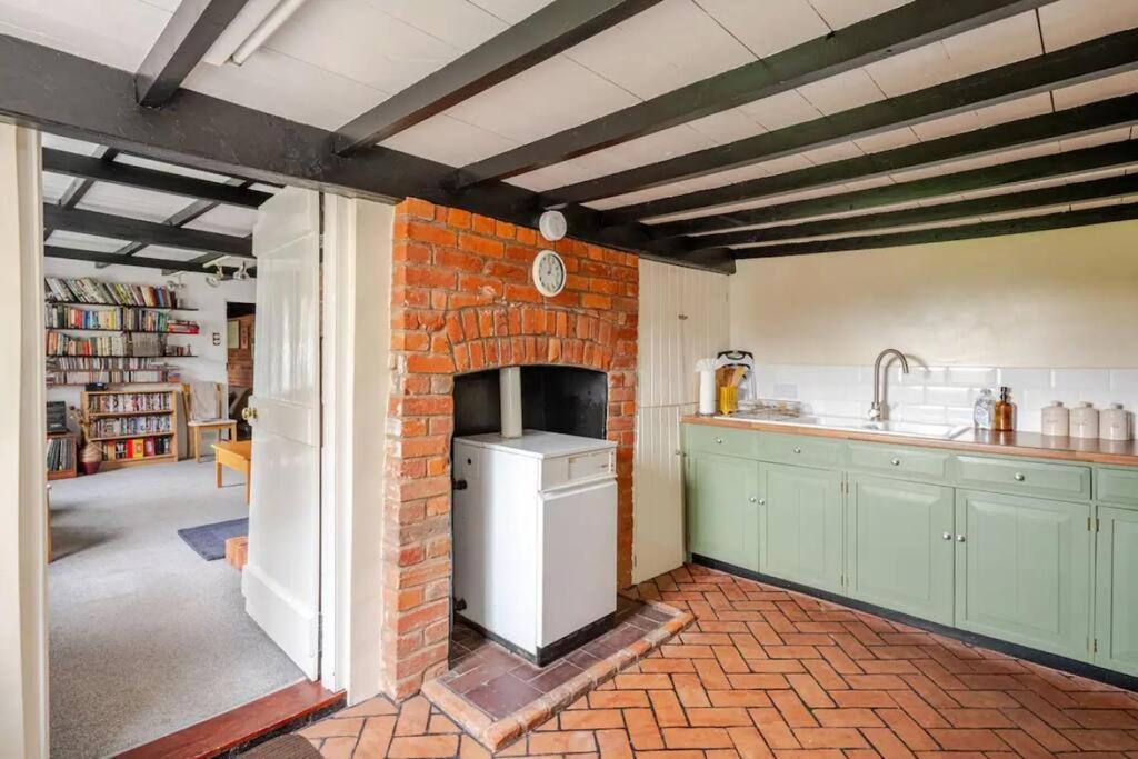 Cozy One-Bedroom Cottage In Great Tey Екстер'єр фото