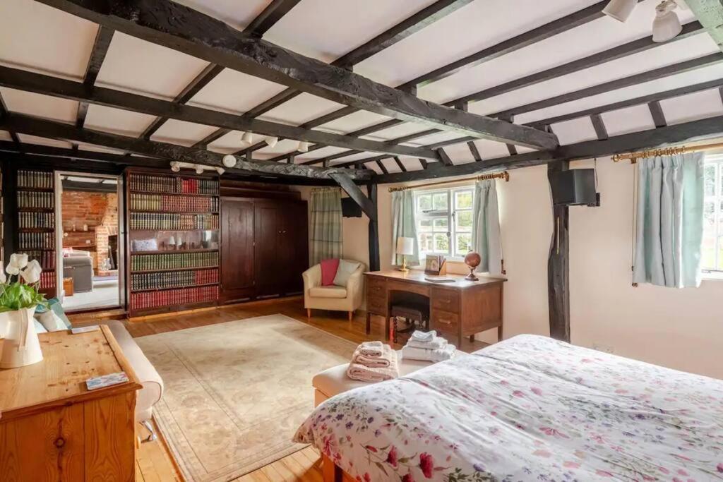 Cozy One-Bedroom Cottage In Great Tey Екстер'єр фото