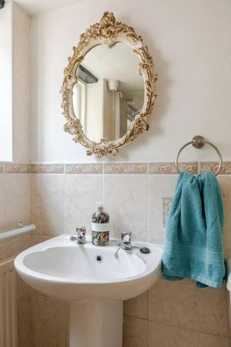 Cozy One-Bedroom Cottage In Great Tey Екстер'єр фото