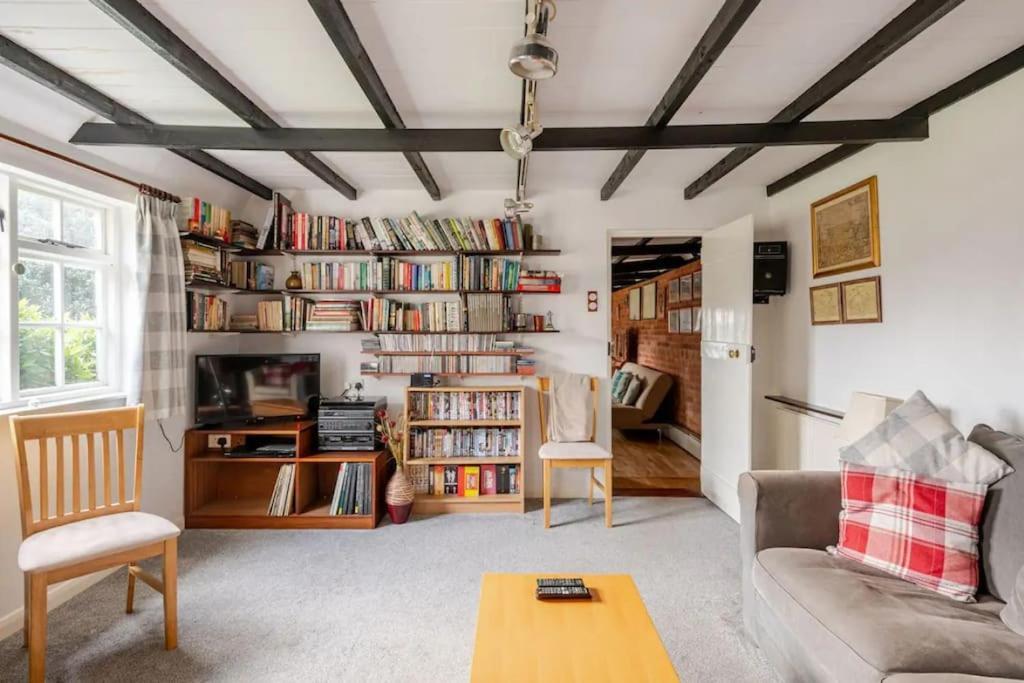 Cozy One-Bedroom Cottage In Great Tey Екстер'єр фото