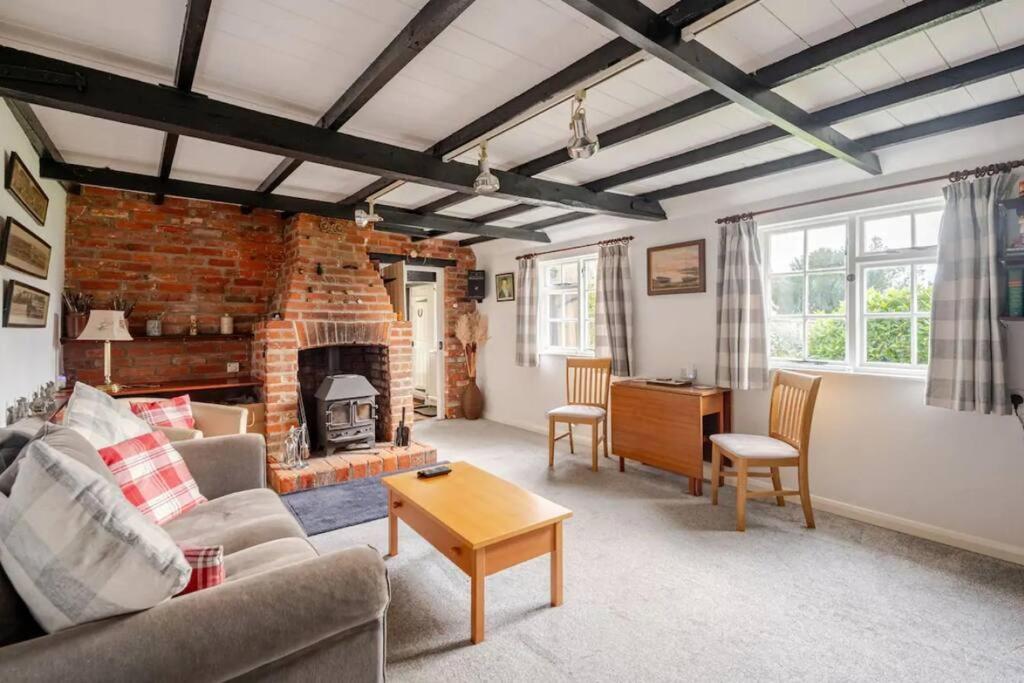Cozy One-Bedroom Cottage In Great Tey Екстер'єр фото